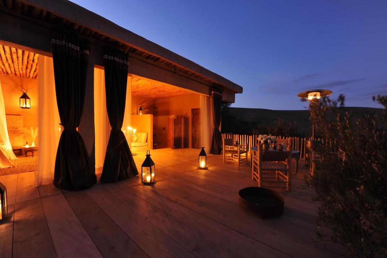 Habitación con cama extragrande.
