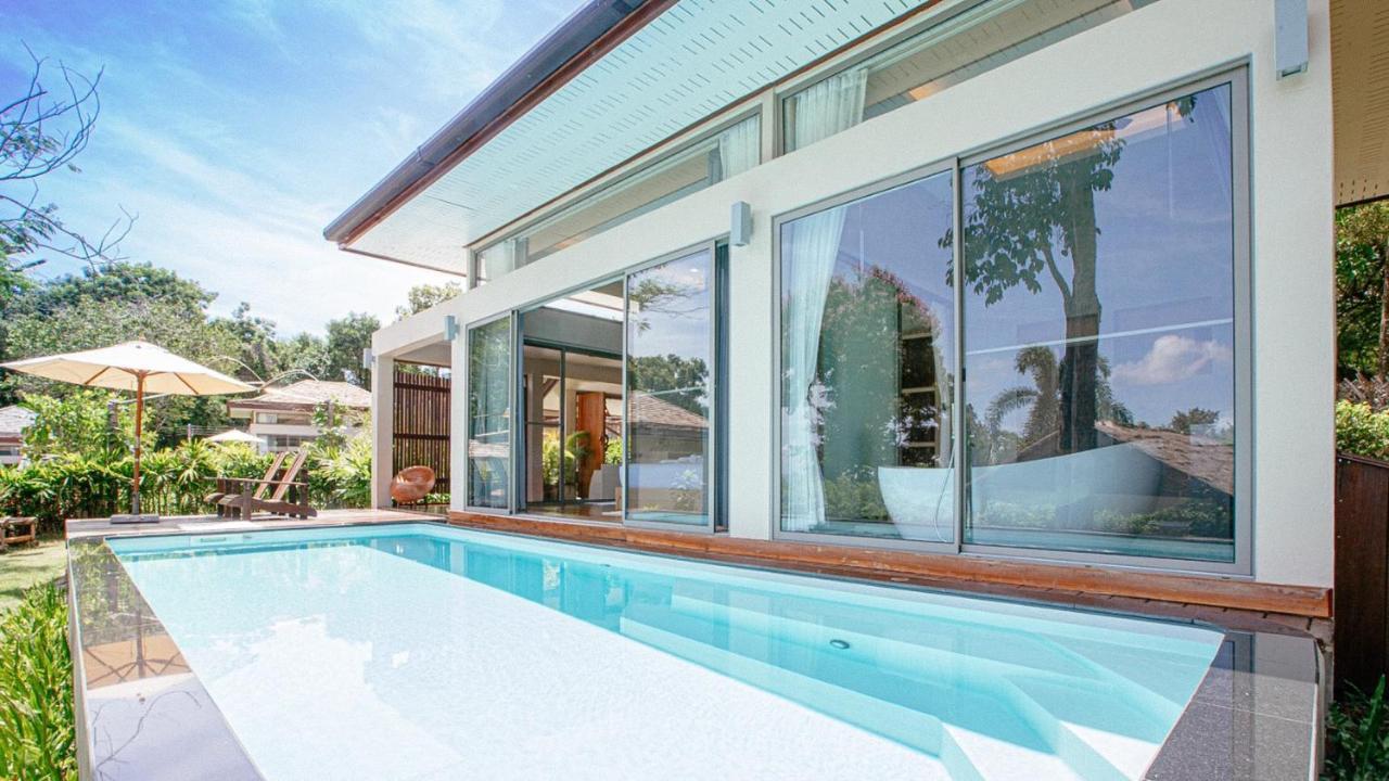 Tropische Villa met Zwembad en Uitzicht op de Heuvel