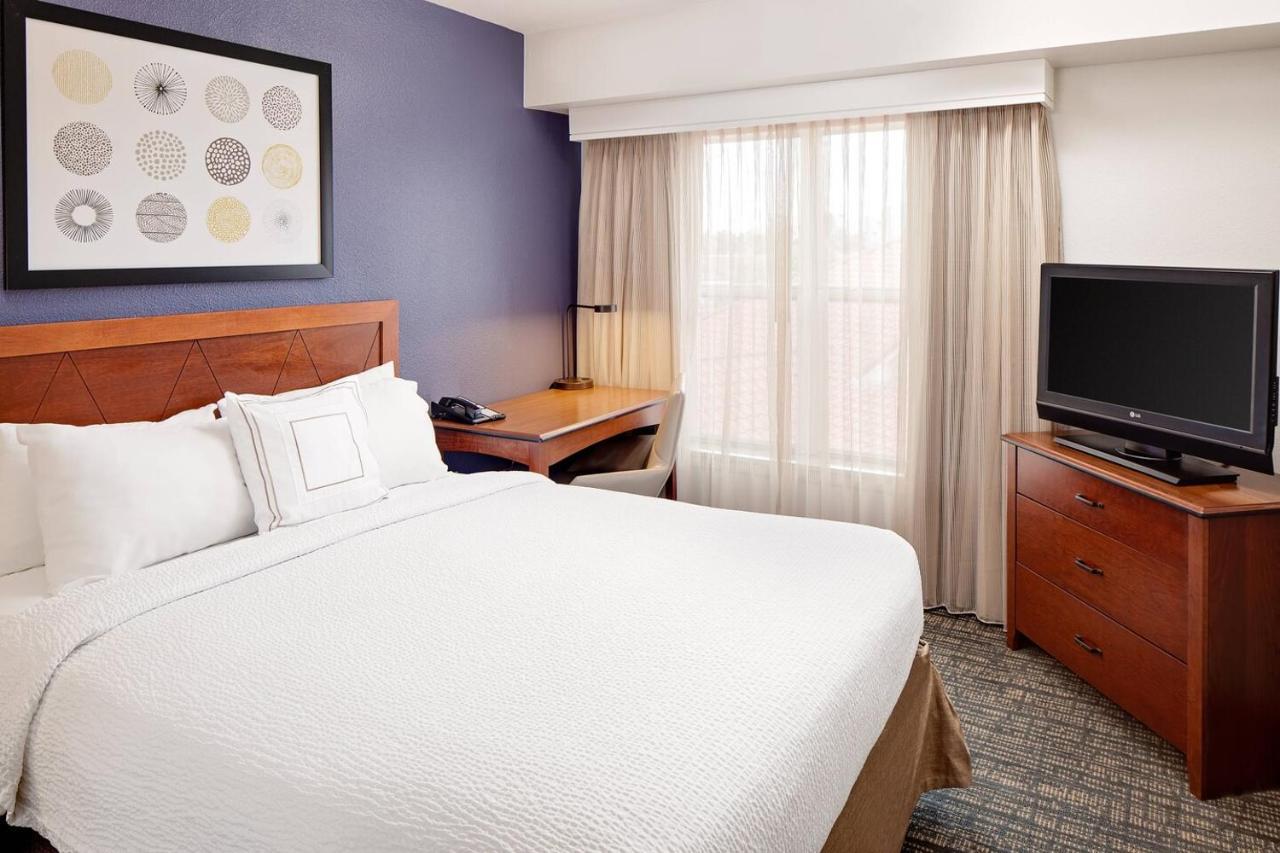 One-Bedroom King Suite with Sofa Bed,1366143557:JPEG