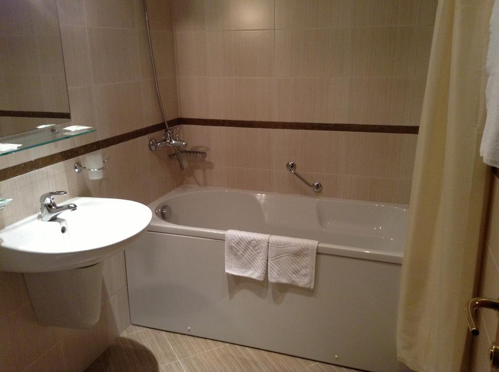 Family Suite (2 Adults + 2 Children) - Half Board and SPA Access