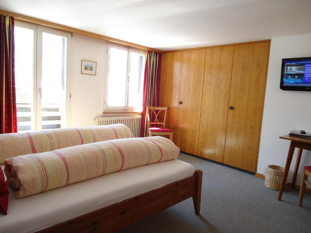 Doppelzimmer mit Balkon und Blick auf den Eiger