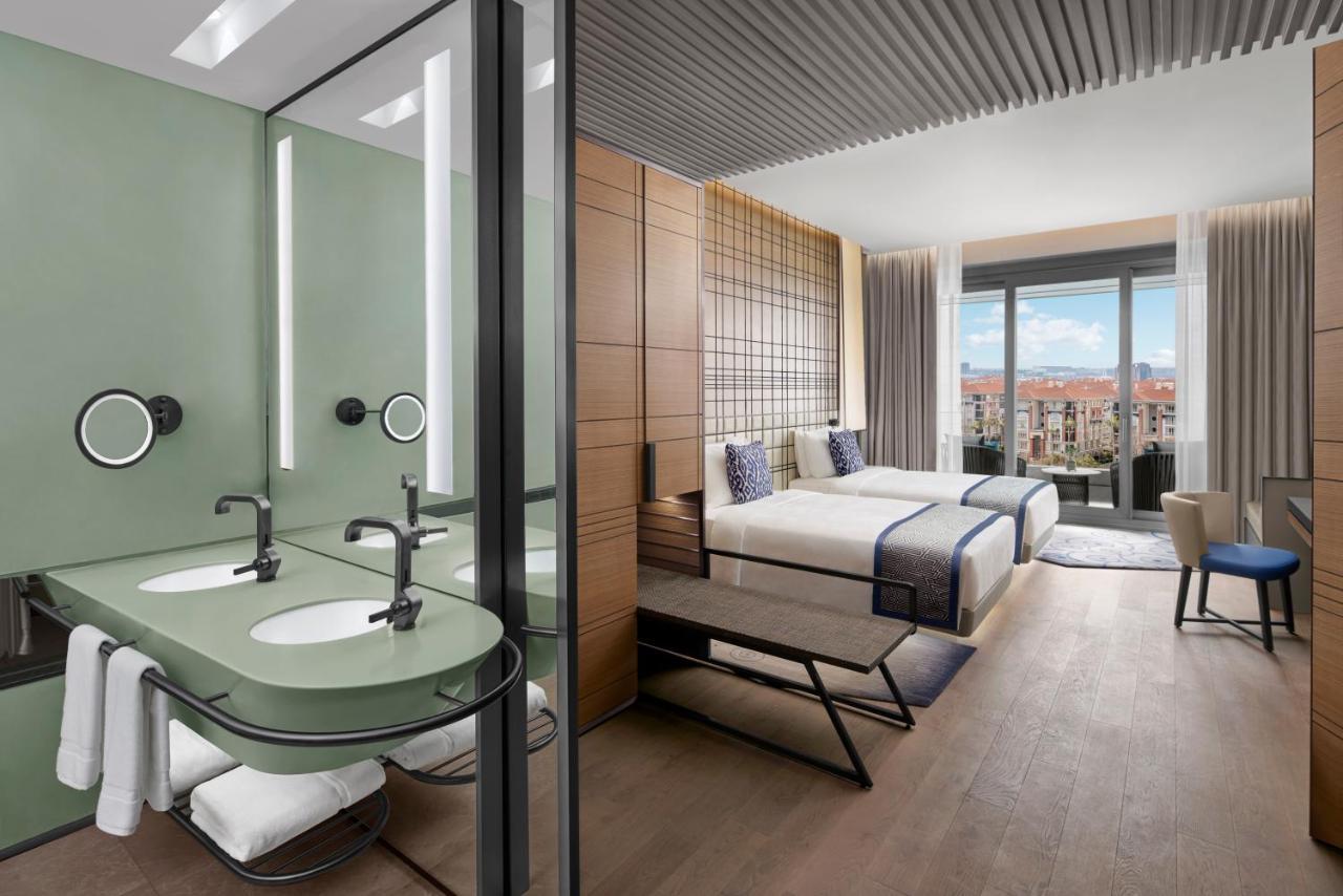 Deluxe Guest Room Two Twins Sofabed Balcony City View