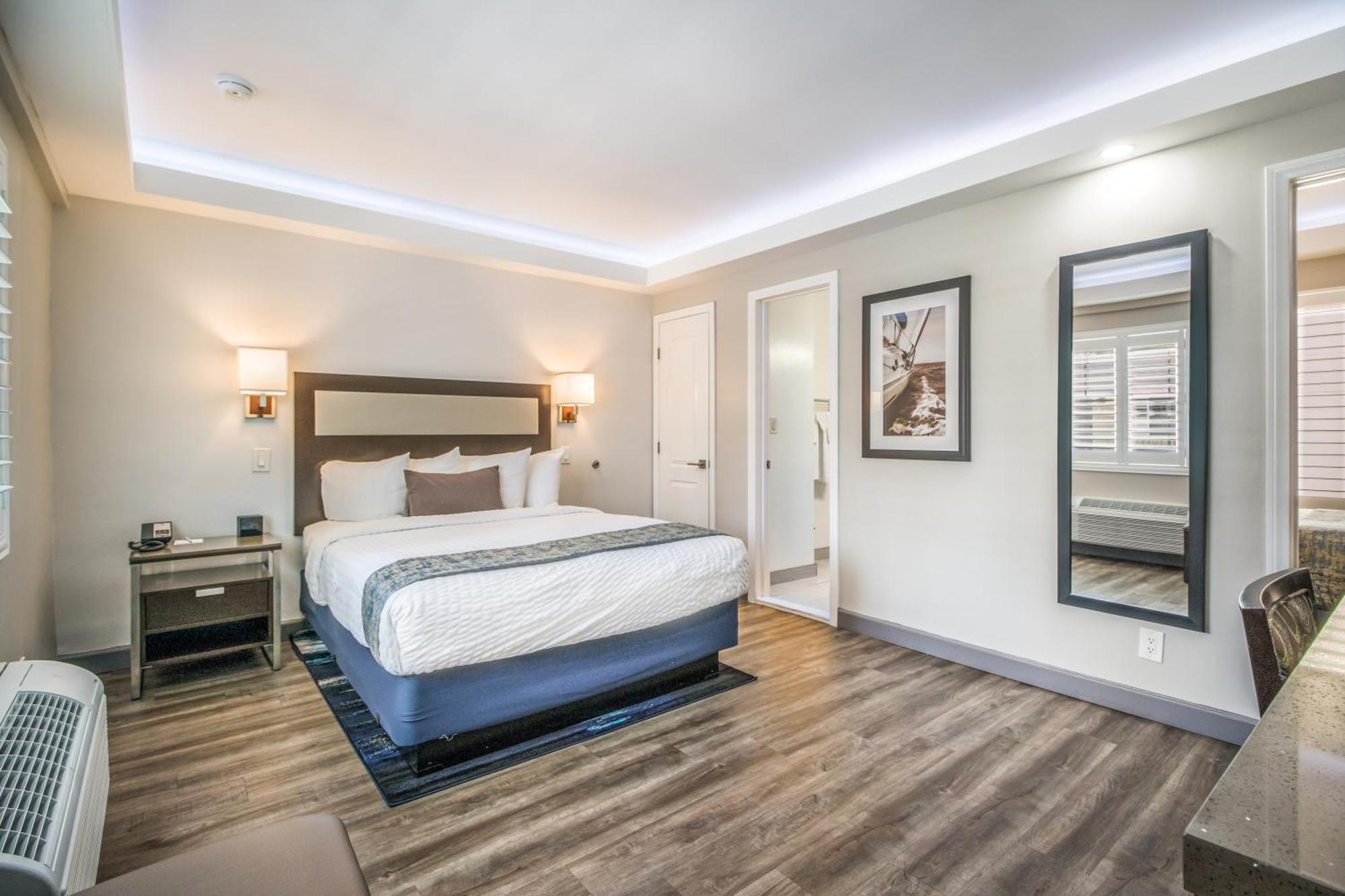 Queen Room with One Queen Bed and One Double Bed - Non-Smoking,979755841:JPEG