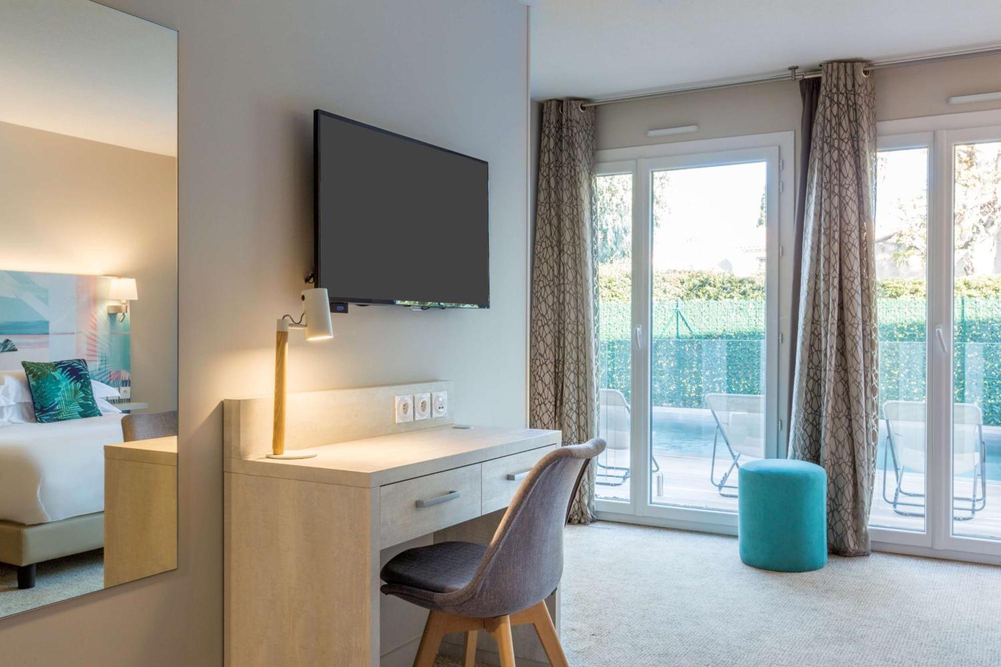 Deluxe Triple Room 1 King 1 Single Bed Non-Smoking,1215183652:JPEG