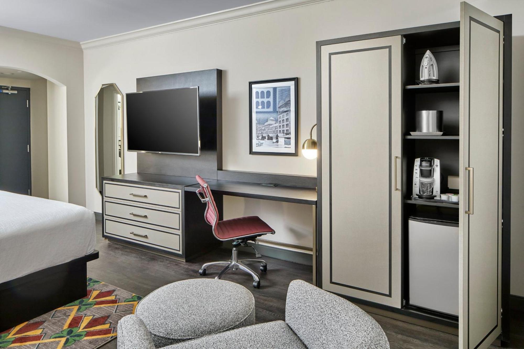 Standard King Room with Mobility Accessible Roll-In Shower,1280369968:JPEG