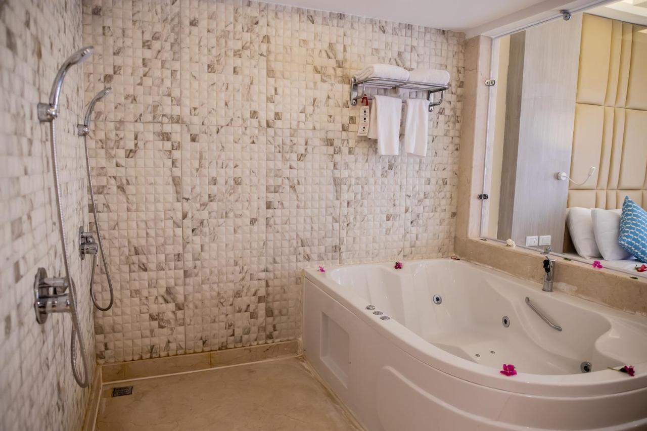 Deluxe Jacuzzi Room