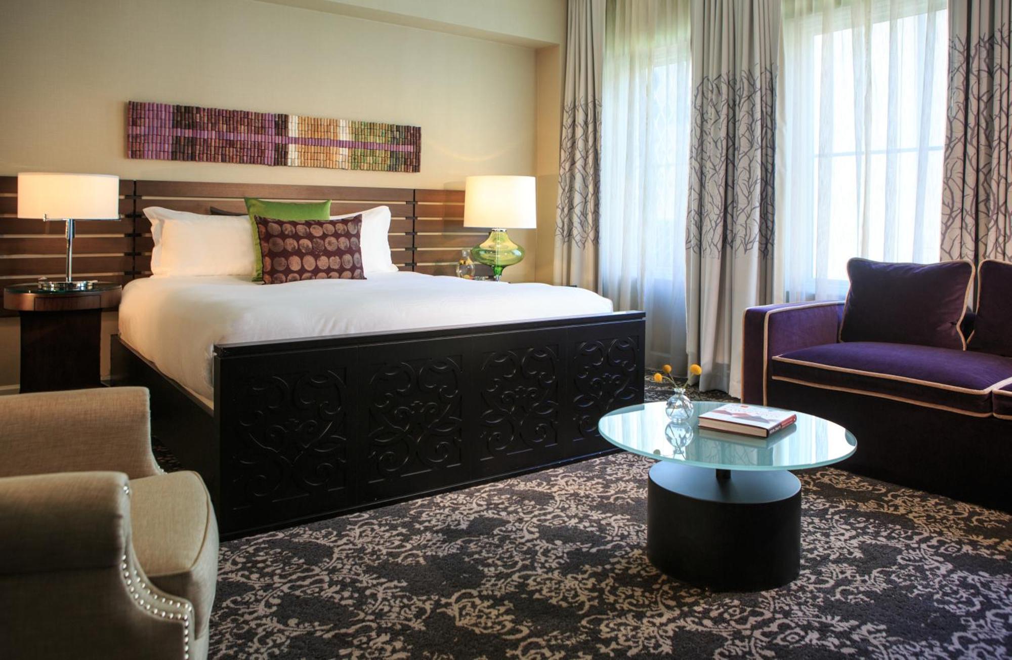 Habitación Prémium con cama extragrande, sofá cama y vistas a la ciudad
