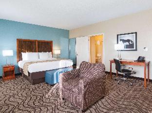 Deluxe King Room with Roll In Shower - Mobility/Hearing Accessible - Non-Smoking