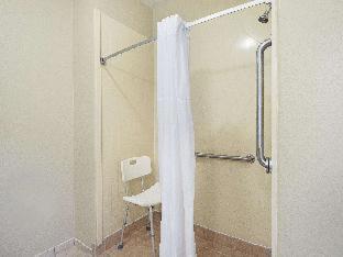 Deluxe King Room with Roll In Shower - Mobility/Hearing Accessible - Non-Smoking