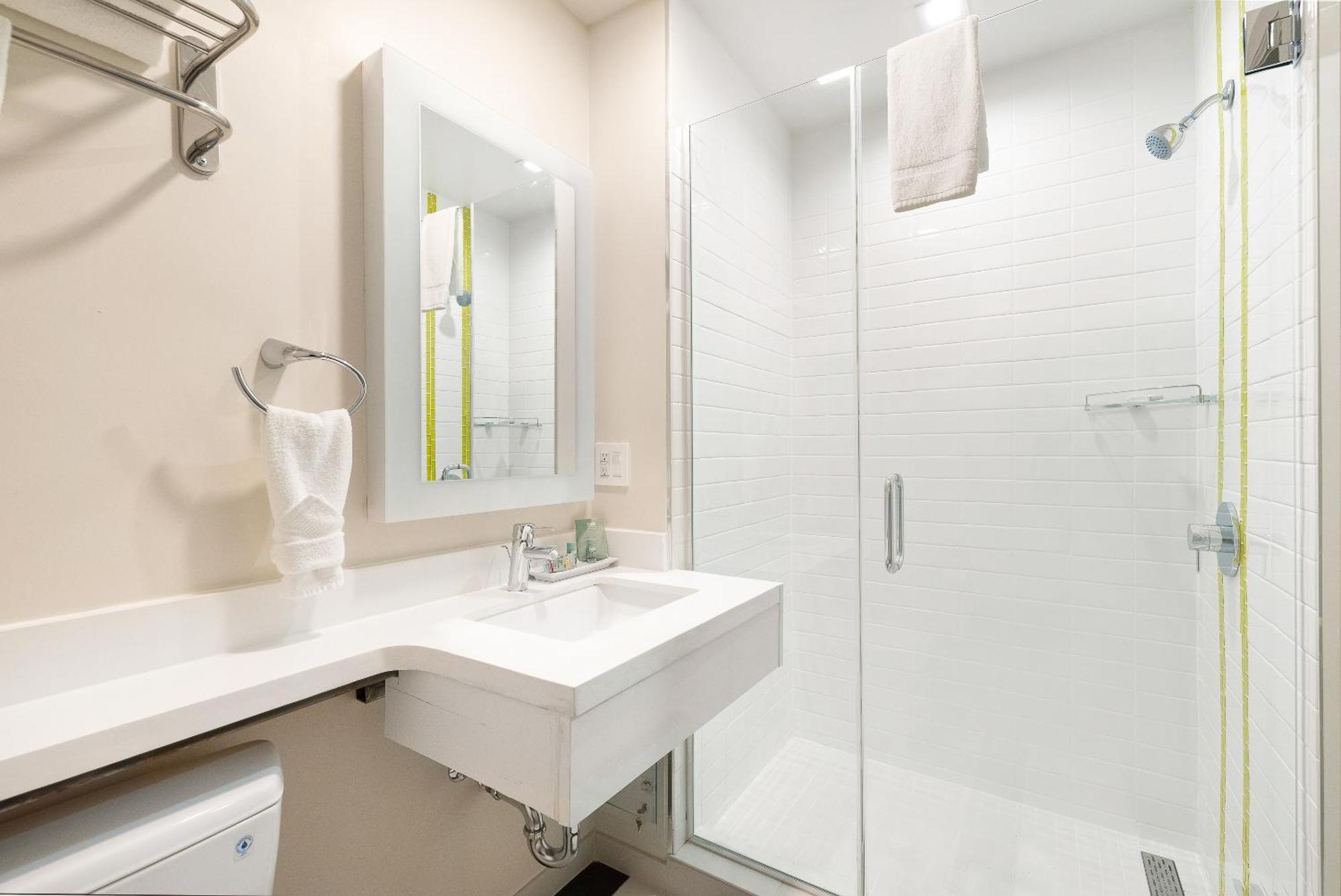 Chambre Lit King-Size avec Baignoire - Accessible aux Personnes à Mobilité Réduite/Non-Fumeurs