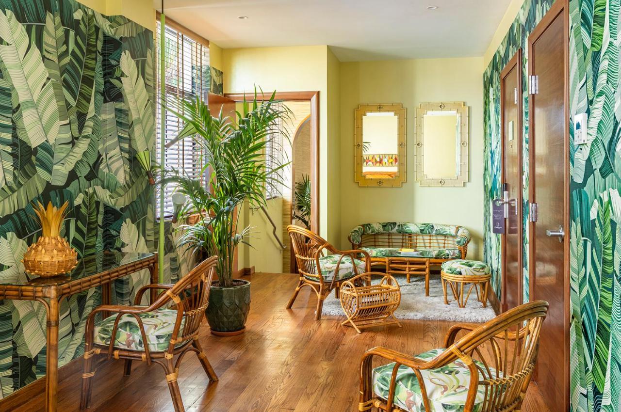 Deluxe Queen Suite