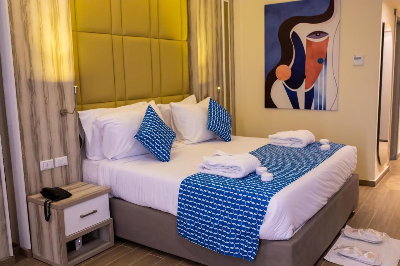 Deluxe Pool View Room