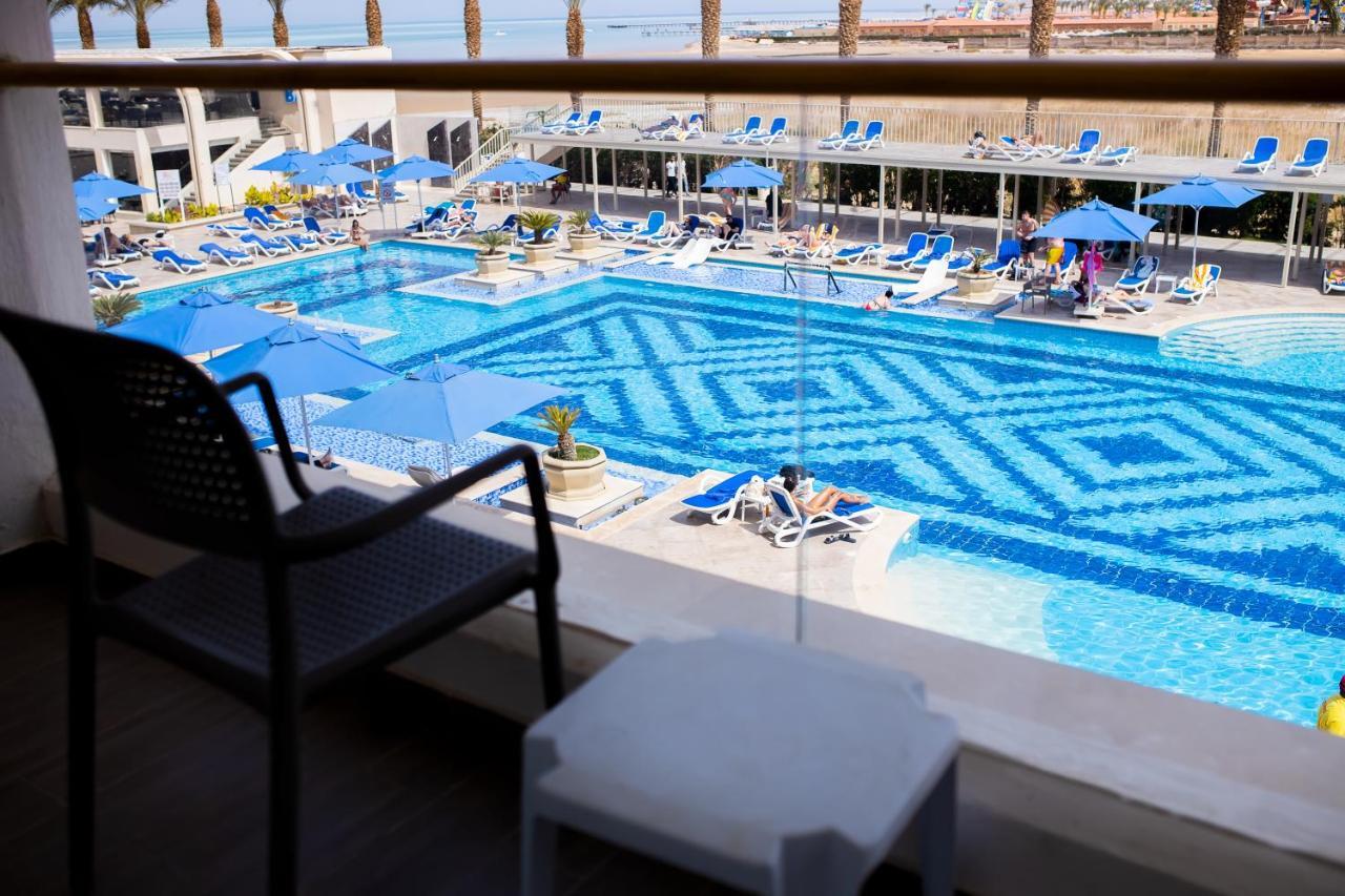 Deluxe Pool View Room