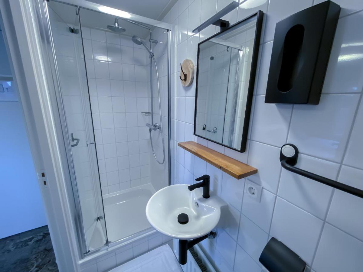 Quadruple Room Bathroom,1331535152:JPEG