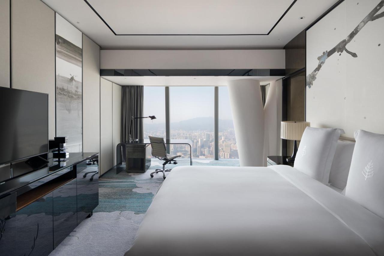Quarto Torre com Cama King-Size e Vista da Cidade