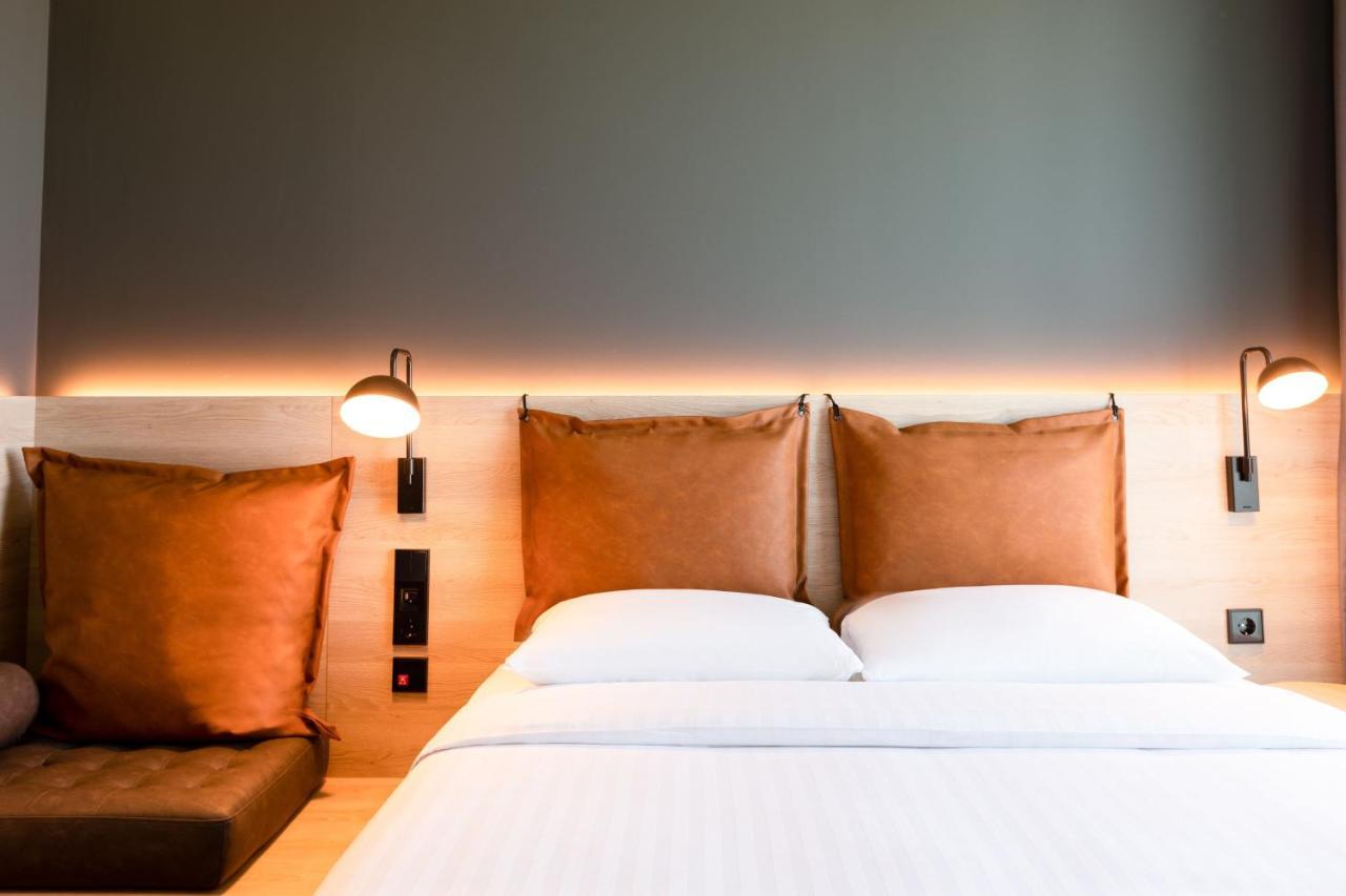 Familienzimmer Moxy mit Queensize-Bett und Schlafsofa