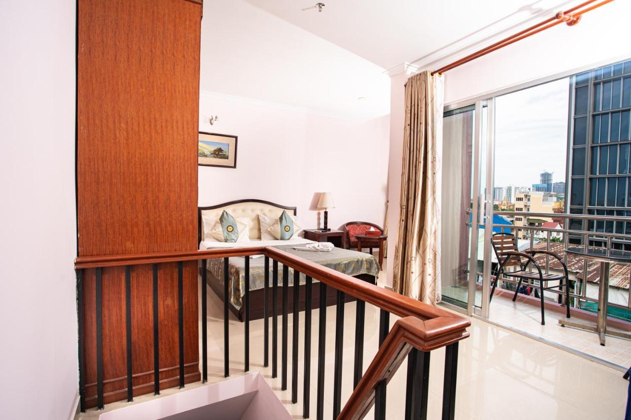 Family Room with Balcony,1386537518:JPEG