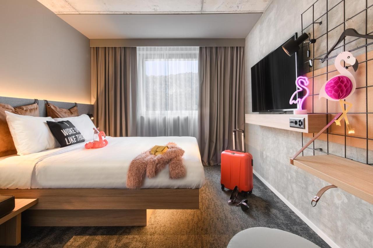 Camera Moxy Standard con 1 Letto Queen-Size e Vista Cortile