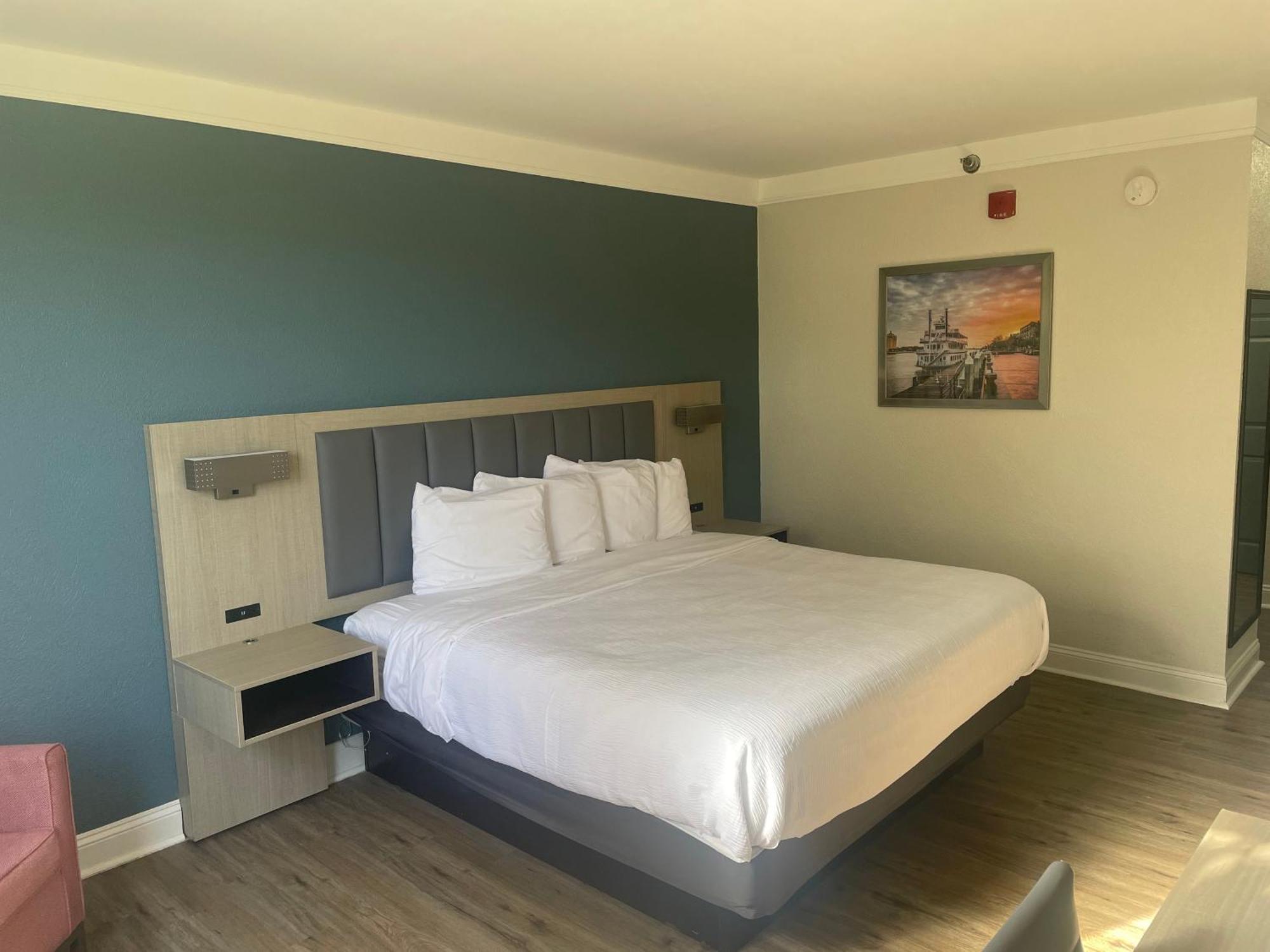 King Room Mobility Hearing Accessible Roll Shower Non-Smoking,1666642863:JPEG