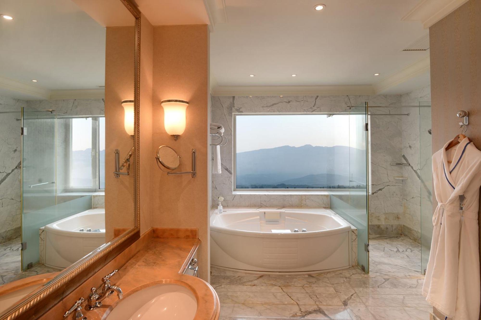 Halla Suite City View
