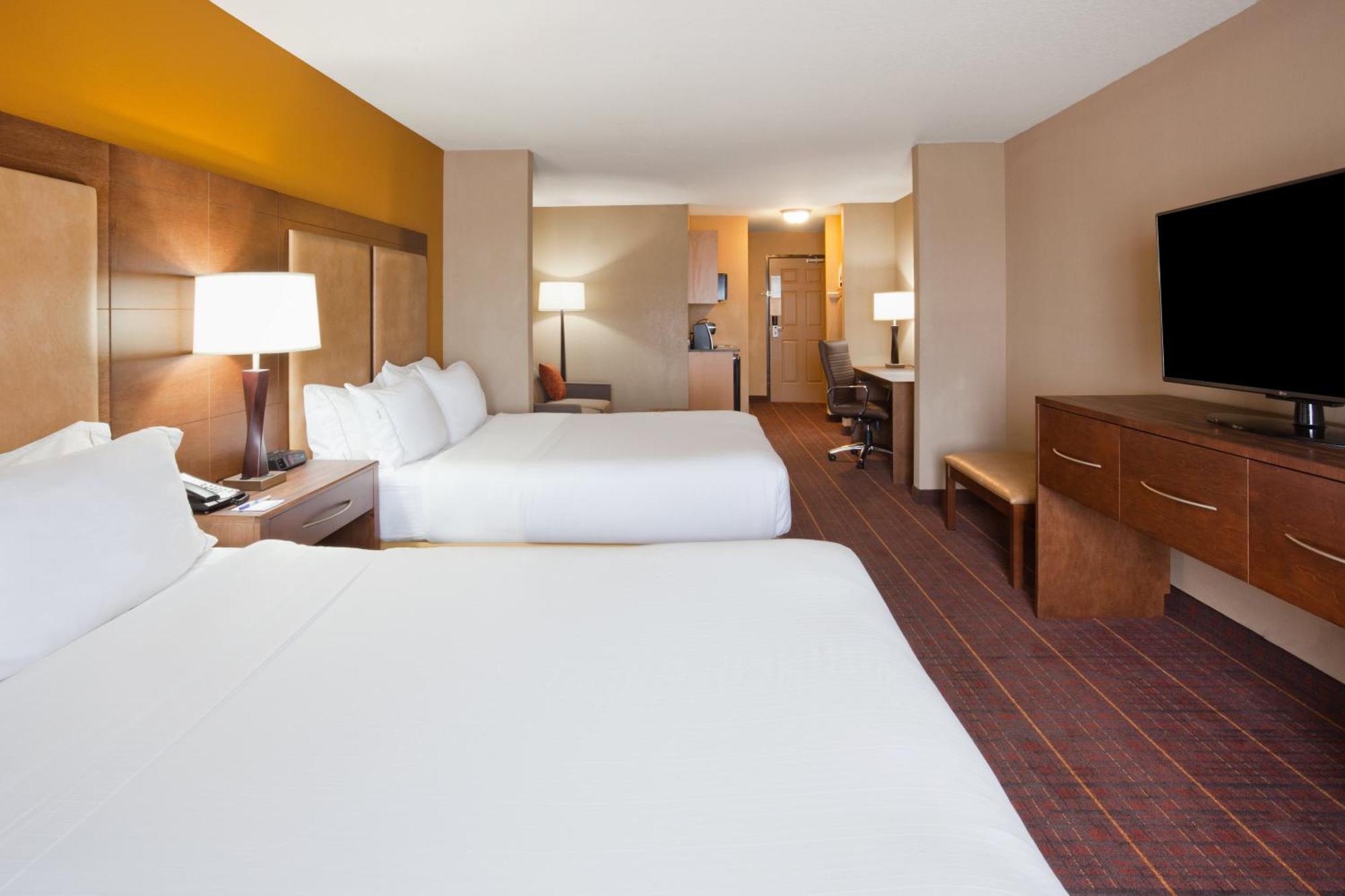 Queen Room with Two Queen Beds and Sofa Bed,1450872931:JPEG