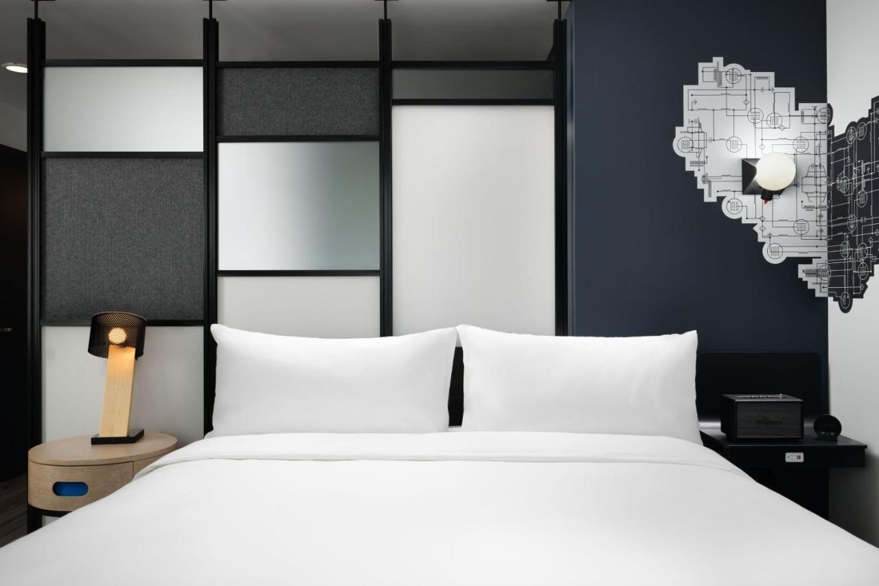 Large King Room with Mobility and Hearing Accessible Transfer Shower,1643258092:JPEG