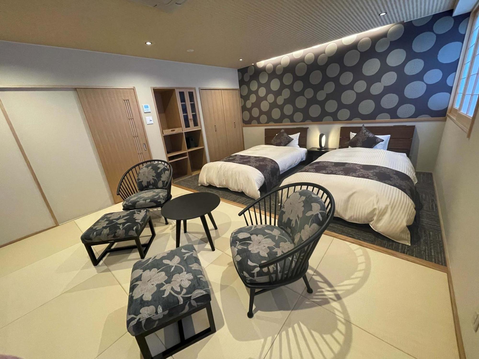 Family Room with Shower,1498837969:JPEG