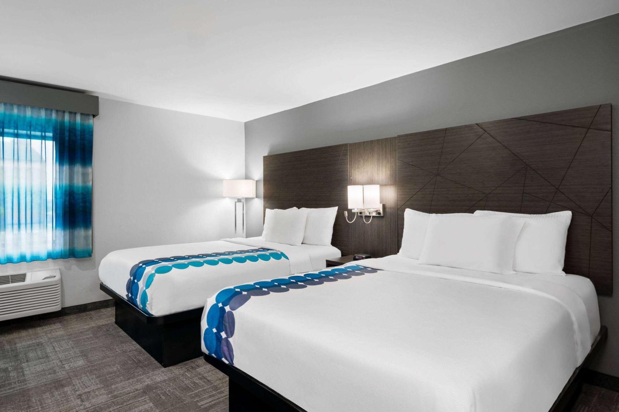 Deluxe Queen Room Two Queen Beds Non-Smoking,1371304721:JPEG