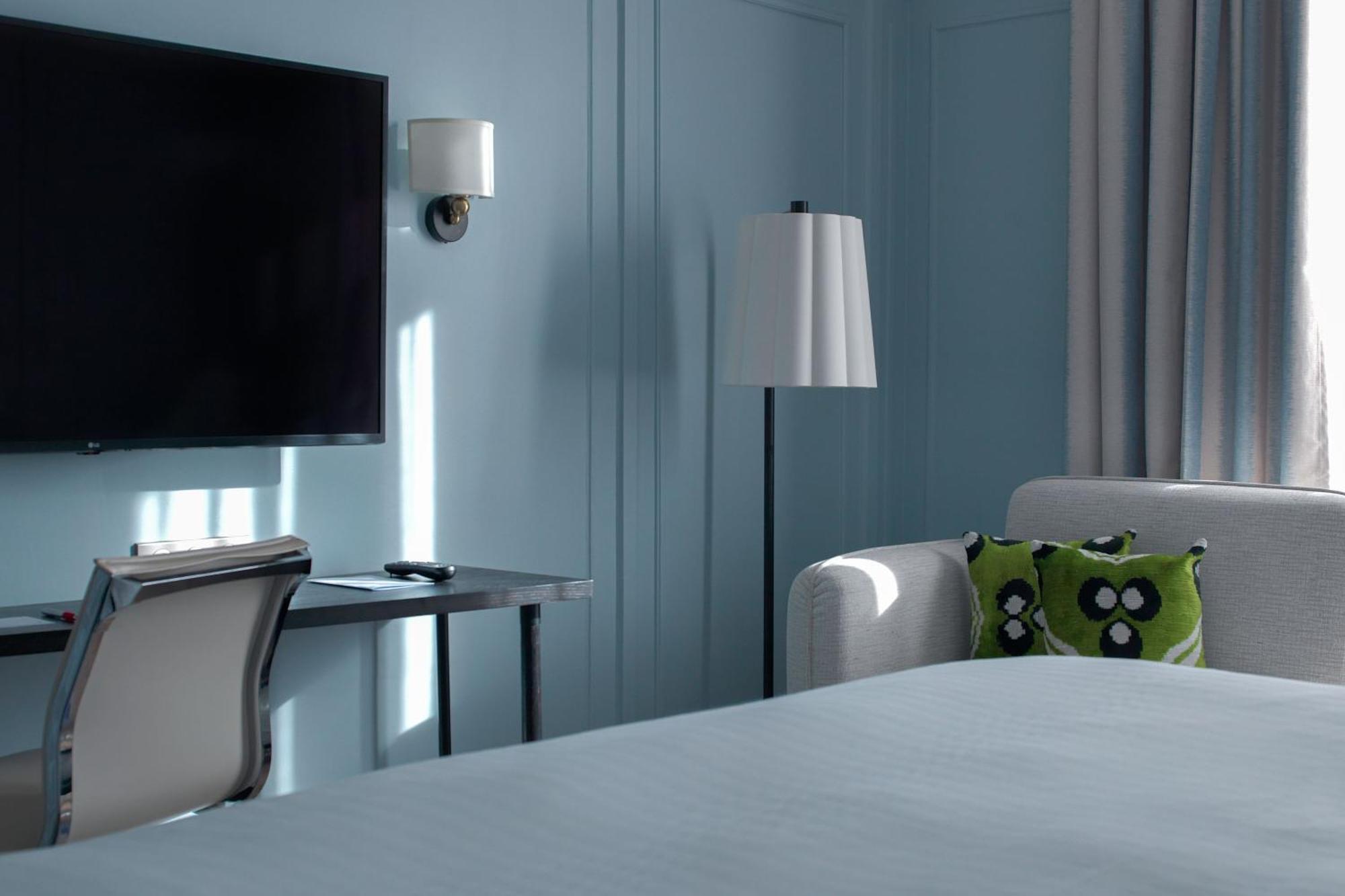 Deluxe room king size bed