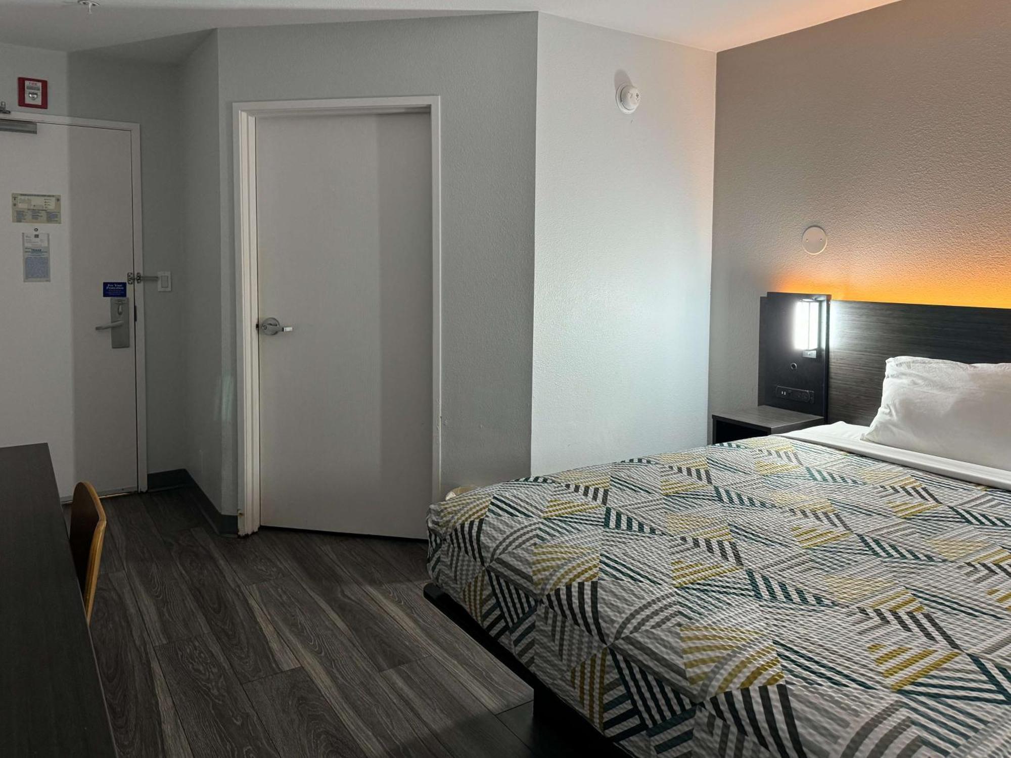 Queen Room,1499770174:JPEG