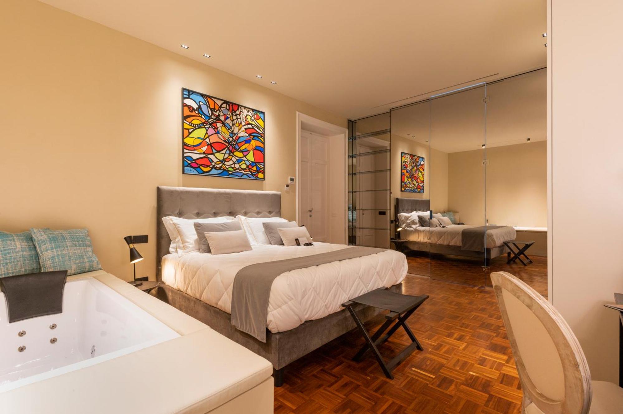 Habitación con cama extragrande y bañera de hidromasaje