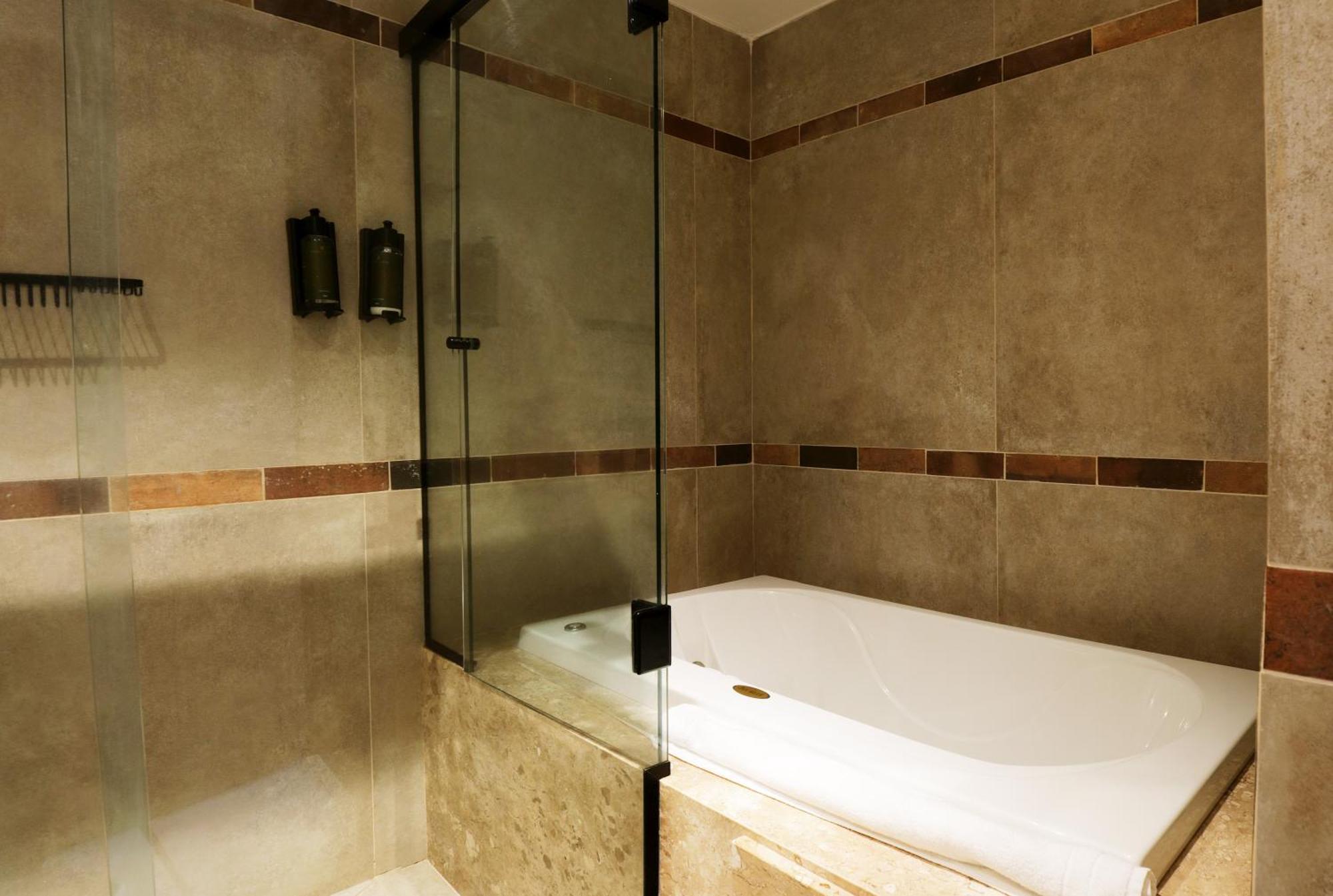 Deluxe Suite Spa Bath