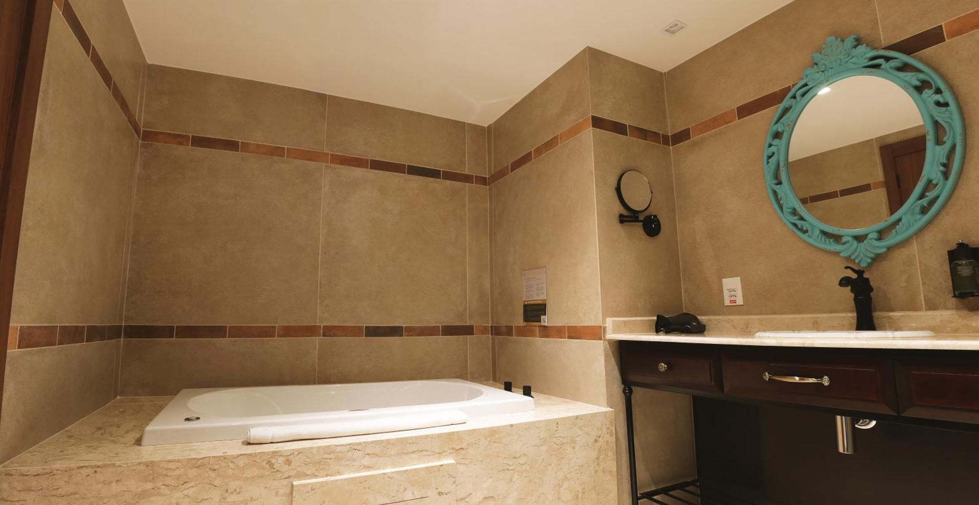 Queen Suite Spa Bath