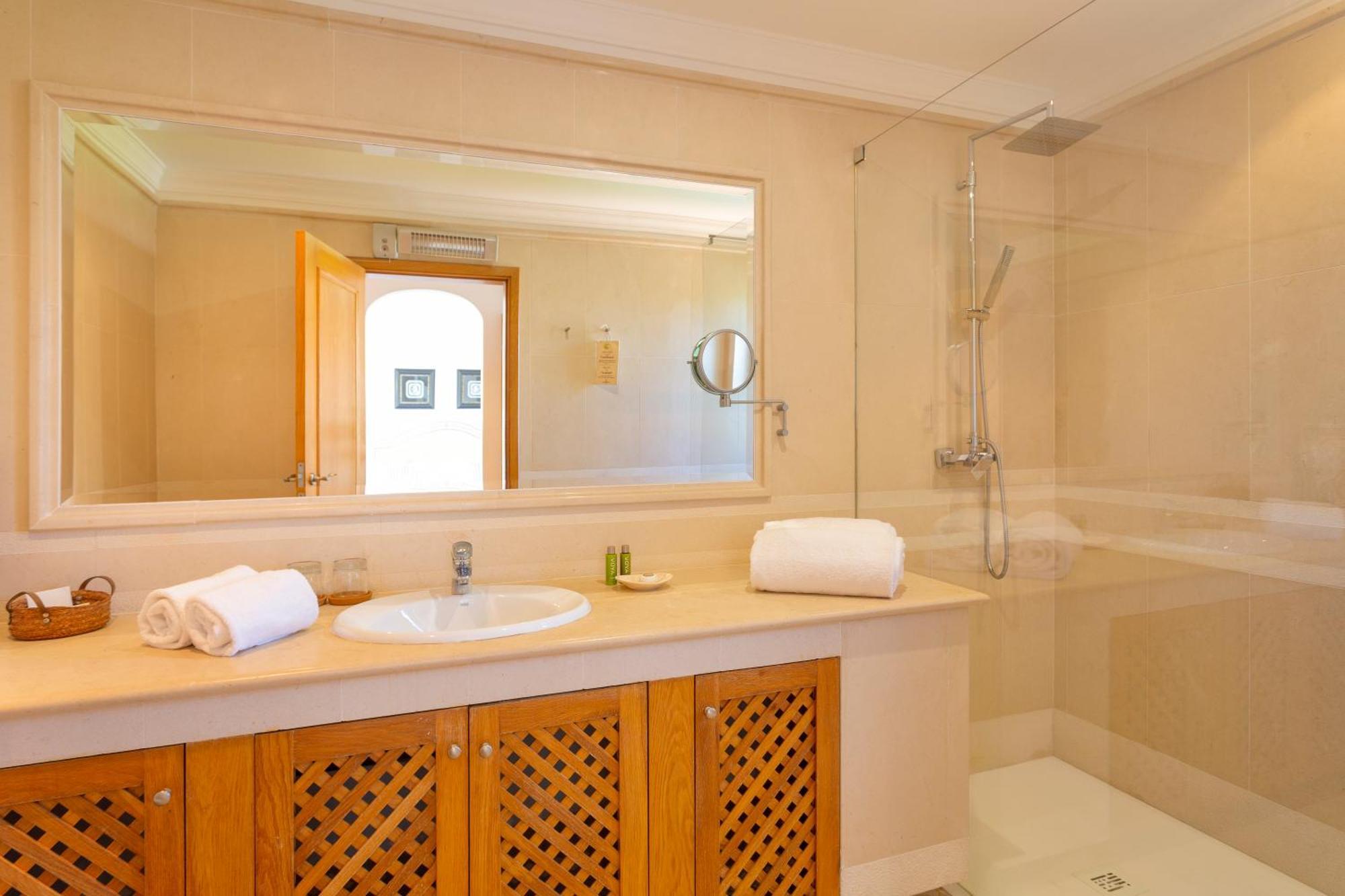 Superior Four-Bedroom Villa with Pool,1516402573:JPEG