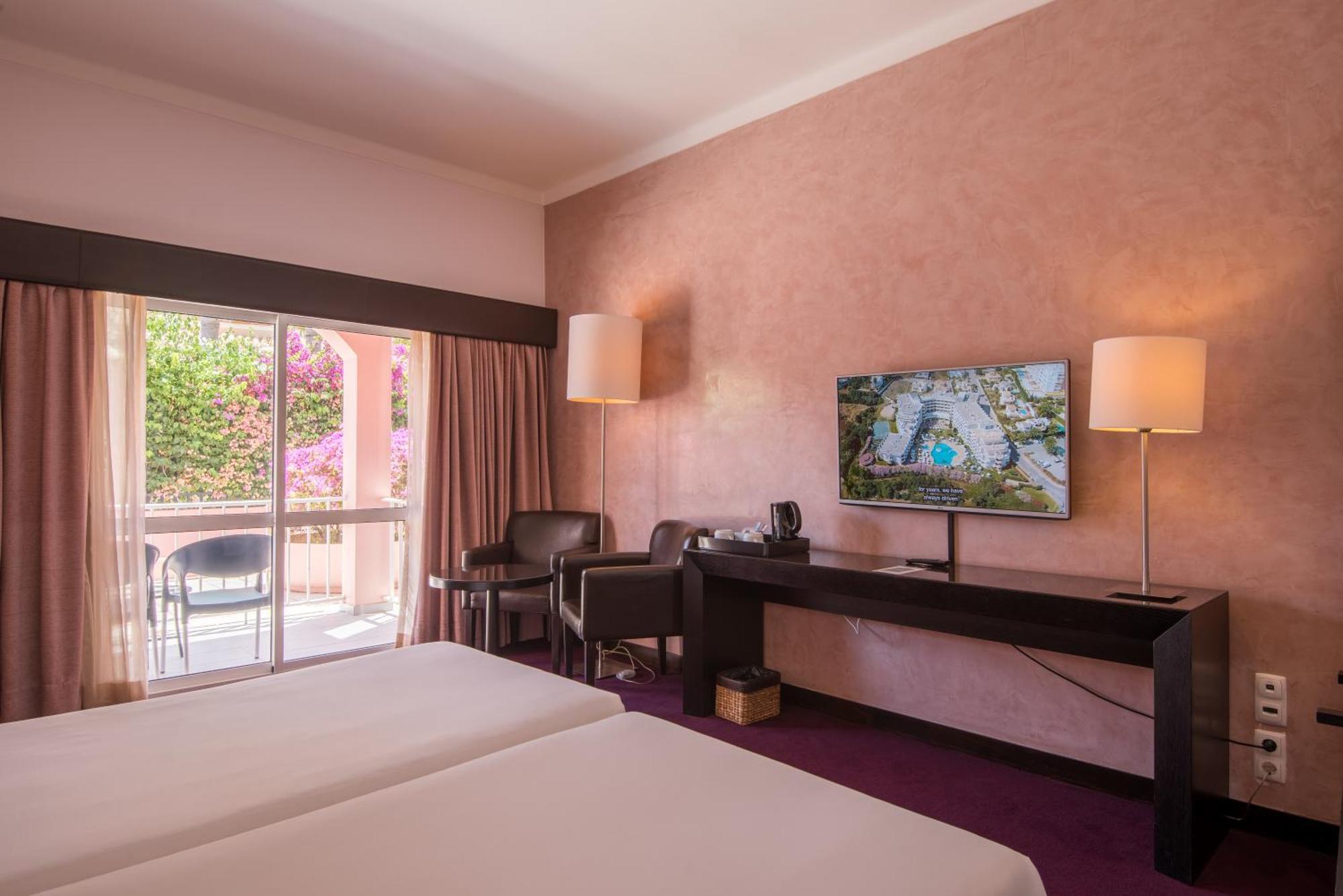 Quarto com Cama de Casal ou 2 de Solteiro