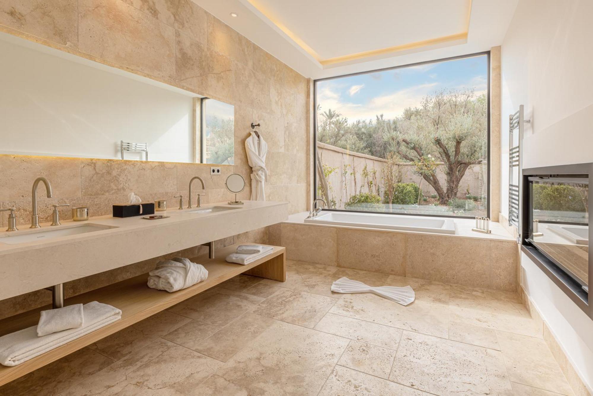 Deluxe Queen Suite