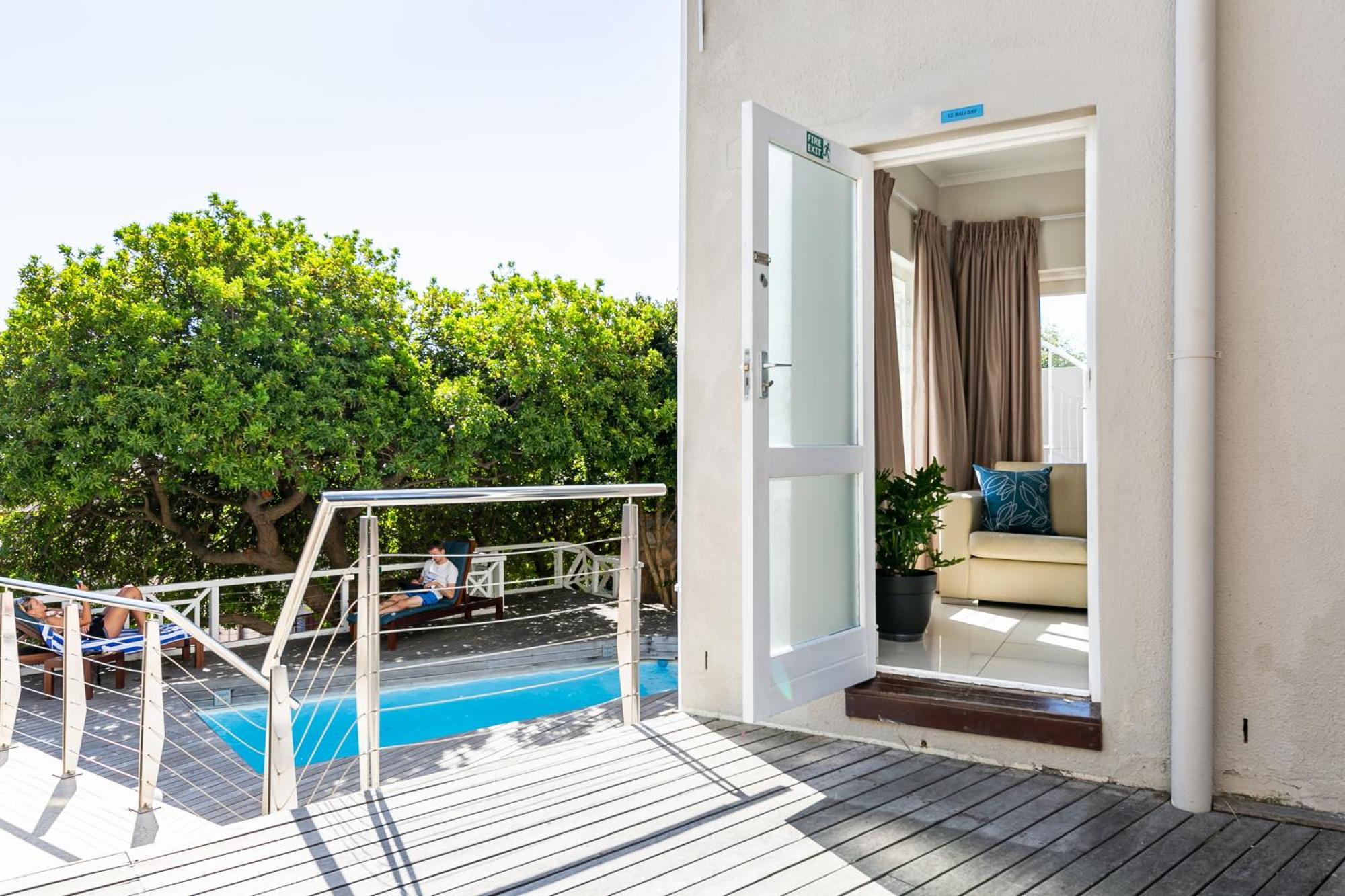 Studio mit Poolblick