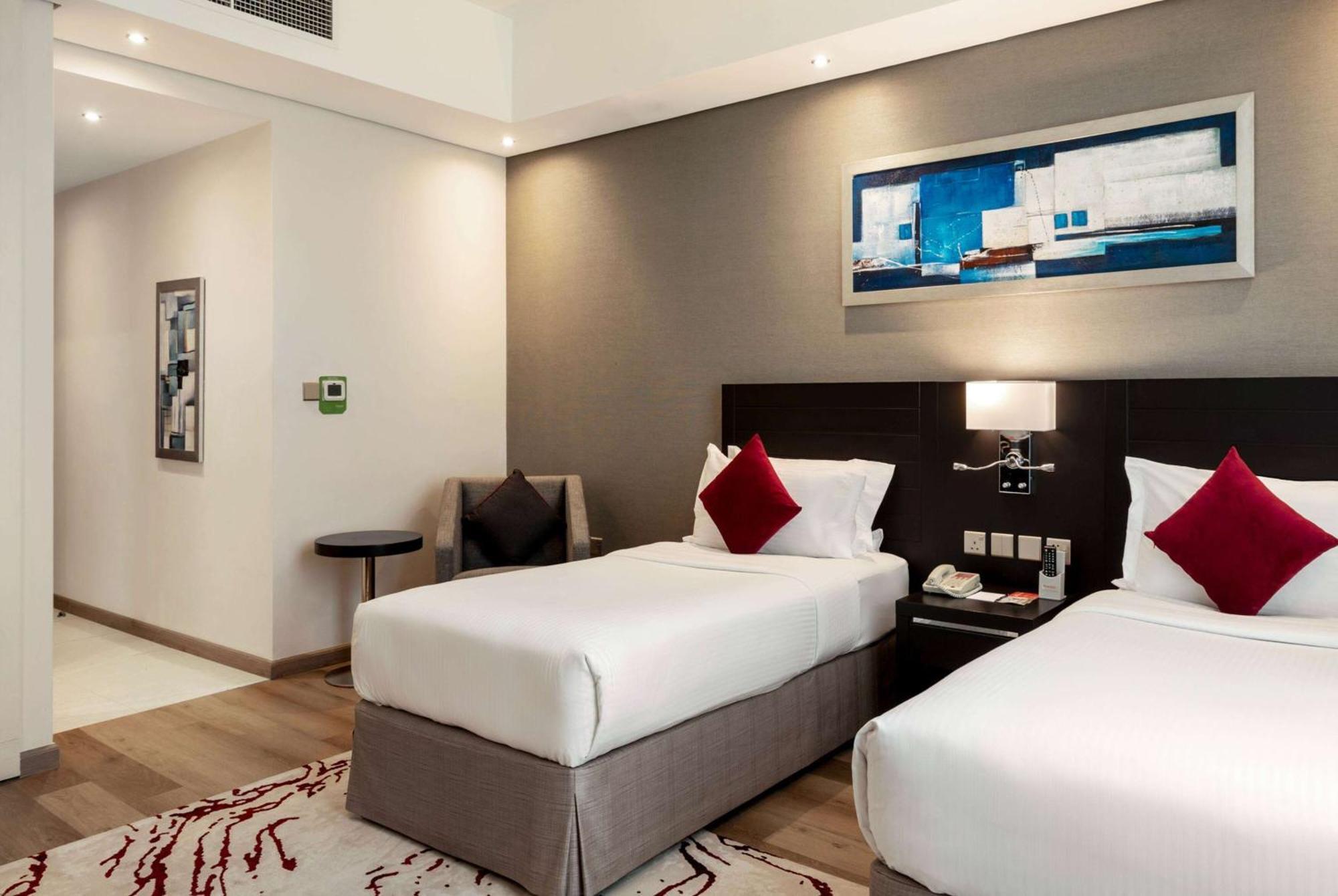 Explorer Twin Room Non-smoking | Dubai Shuttle