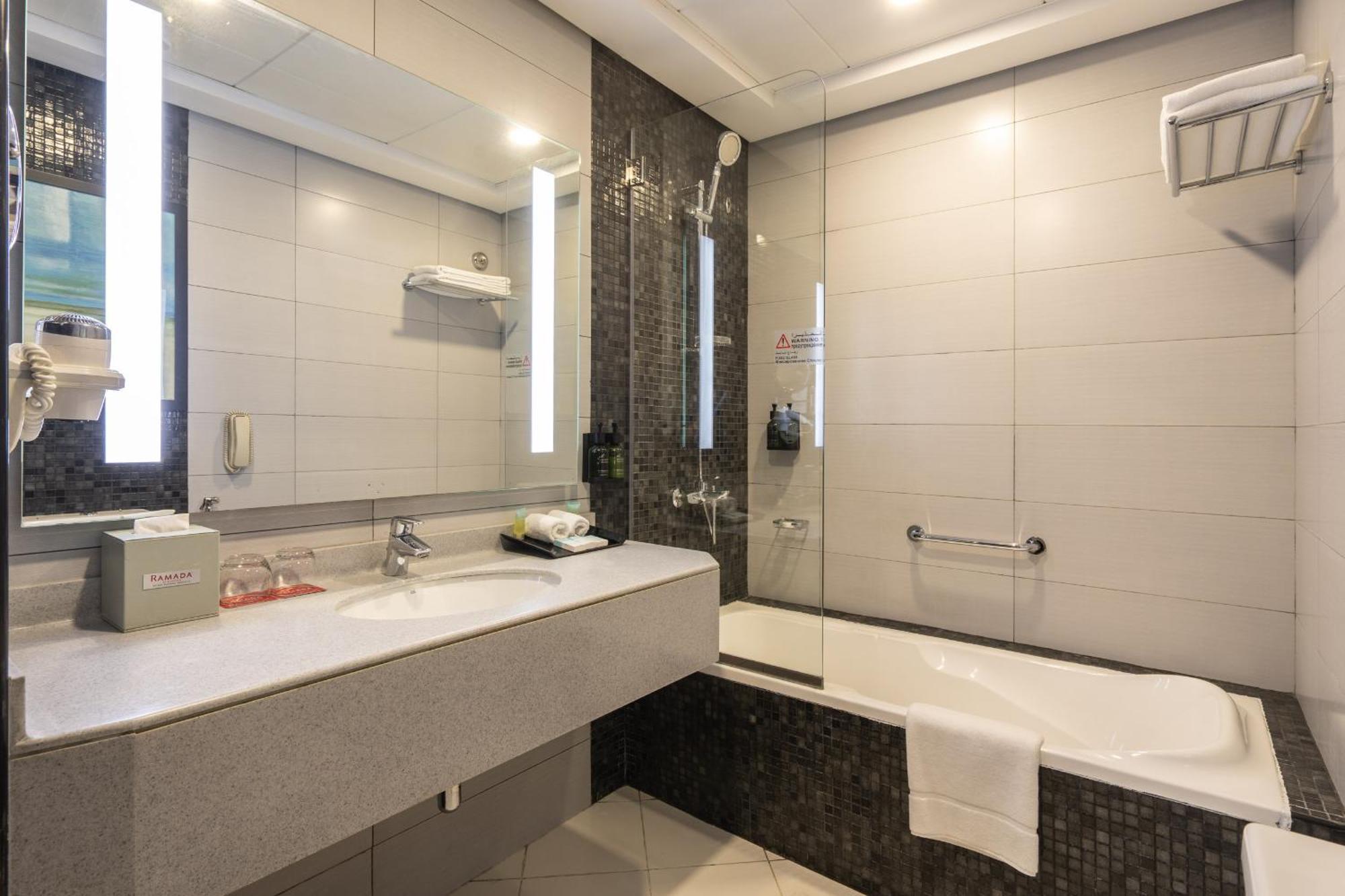 Explorer King Room Non-smoking | Dubai Shuttle
