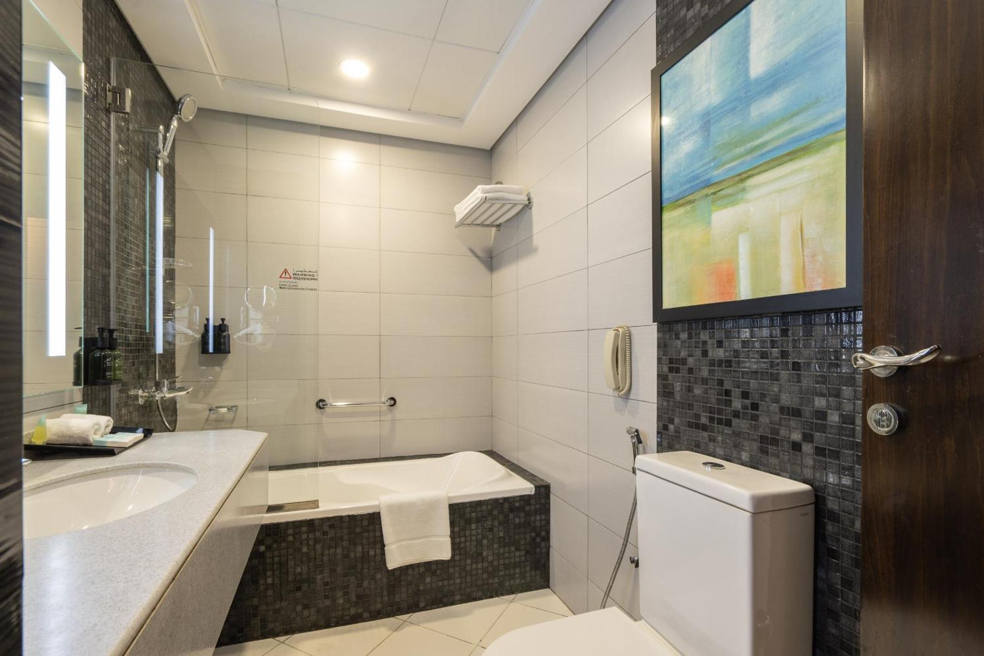 Explorer King Room Non-smoking | Dubai Shuttle
