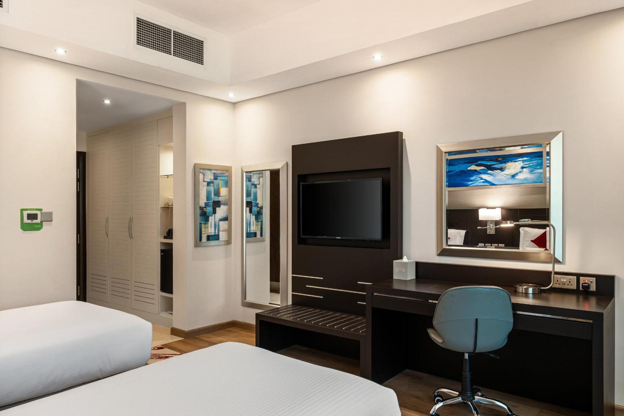 Explorer Twin Room Non-smoking | Dubai Shuttle