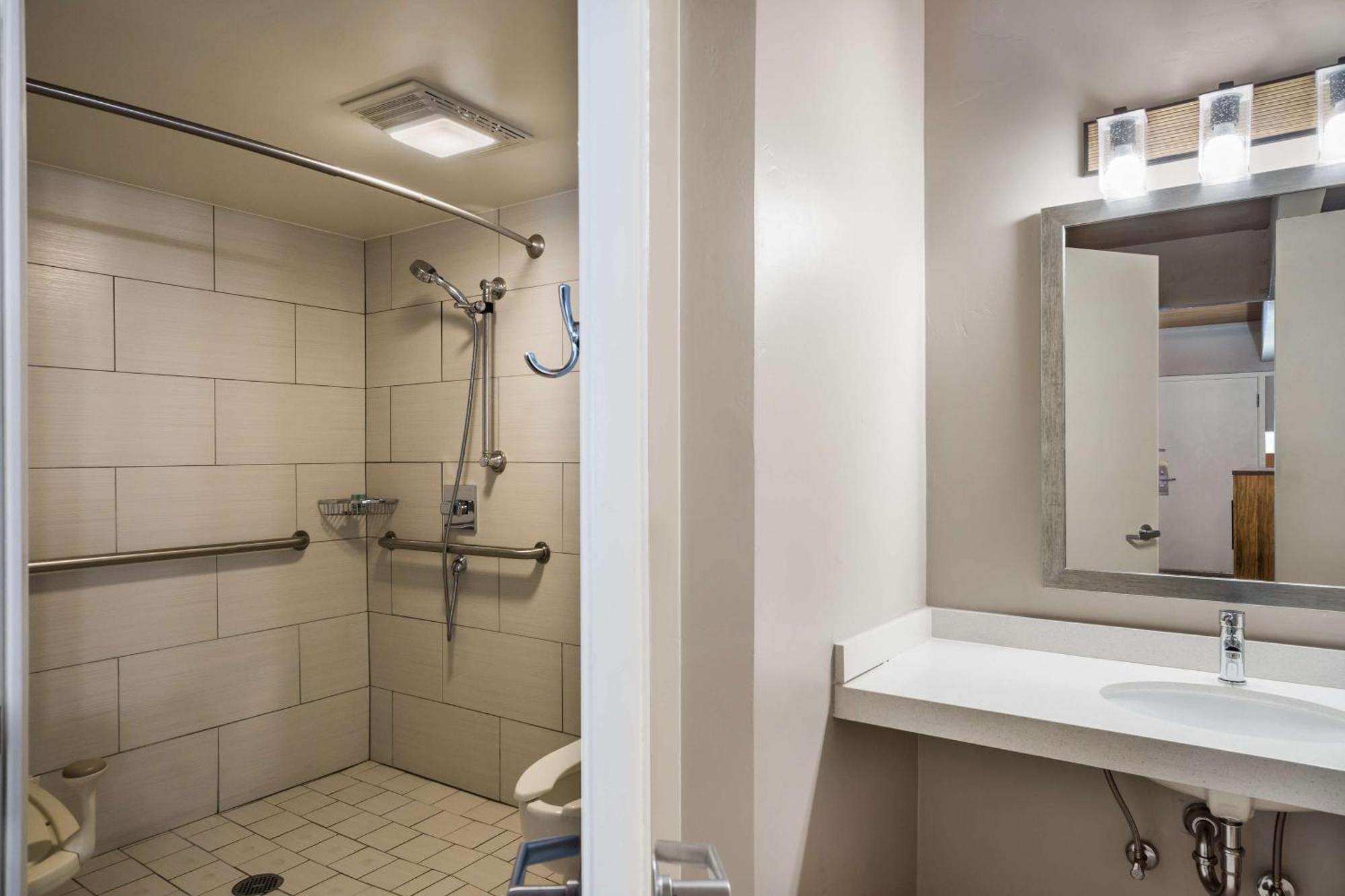 Zimmer mit Kingsize-Bett - Barrierefrei/befahrbare Dusche