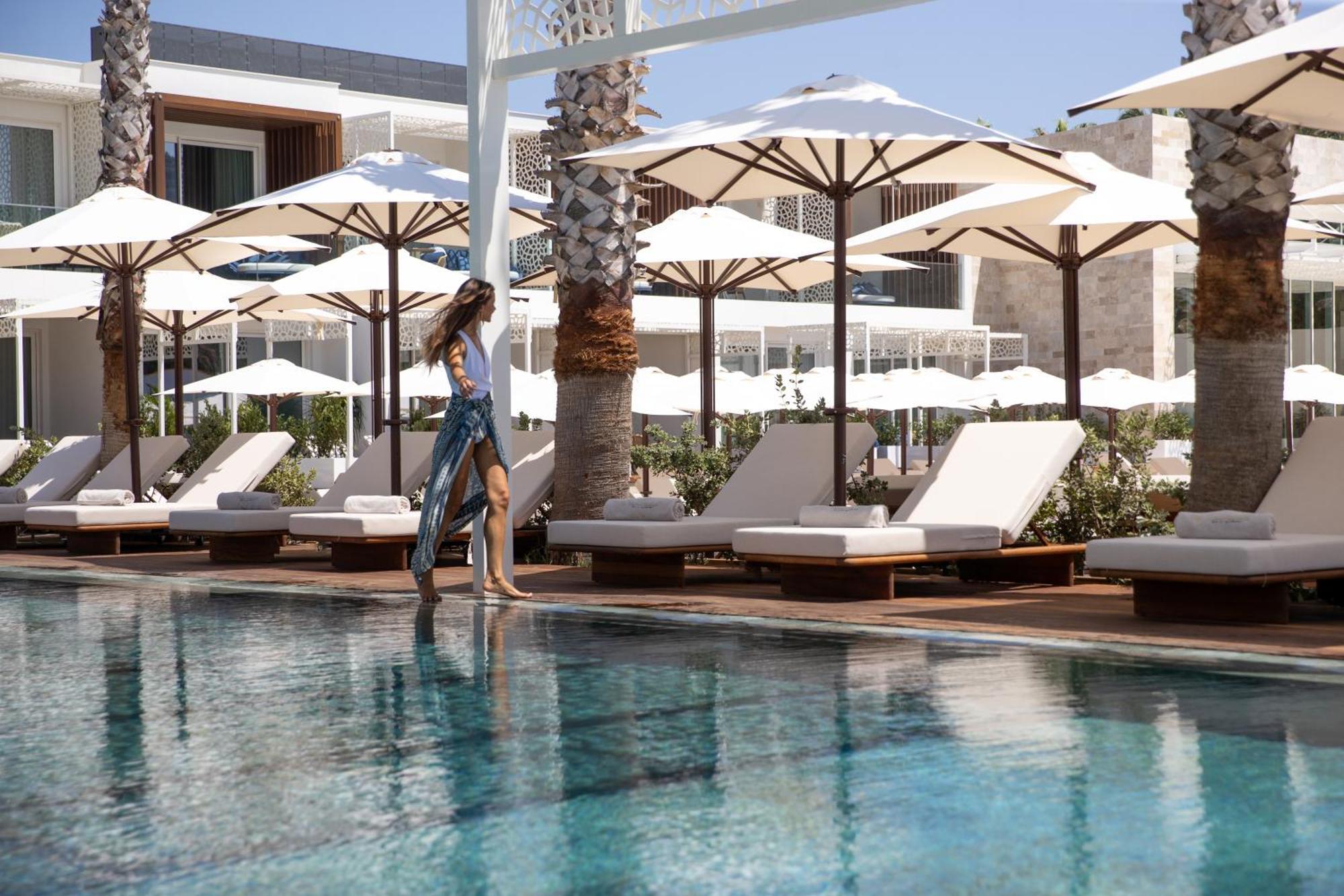 Poolfront Junior King Suite