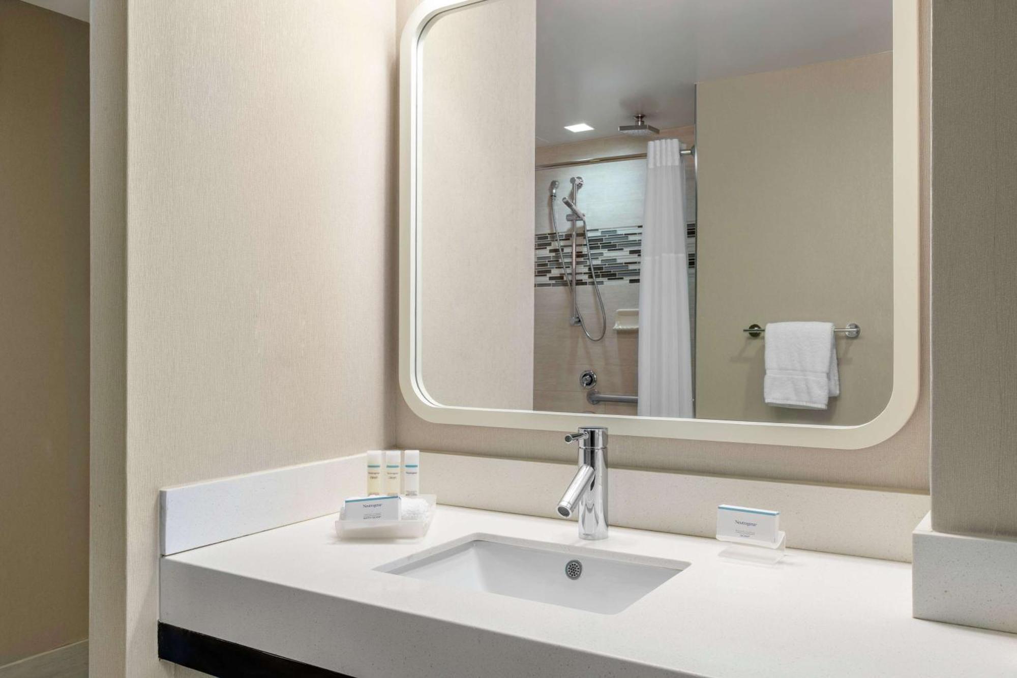 Oversized Studio with 2 Queen Beds- Roll-In Shower-Disability Access,1552008763:JPEG