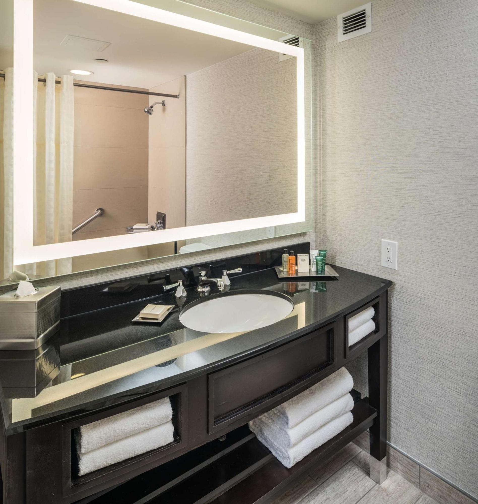 King Room with Bath Tub - Mobility Access,1552168510:JPEG
