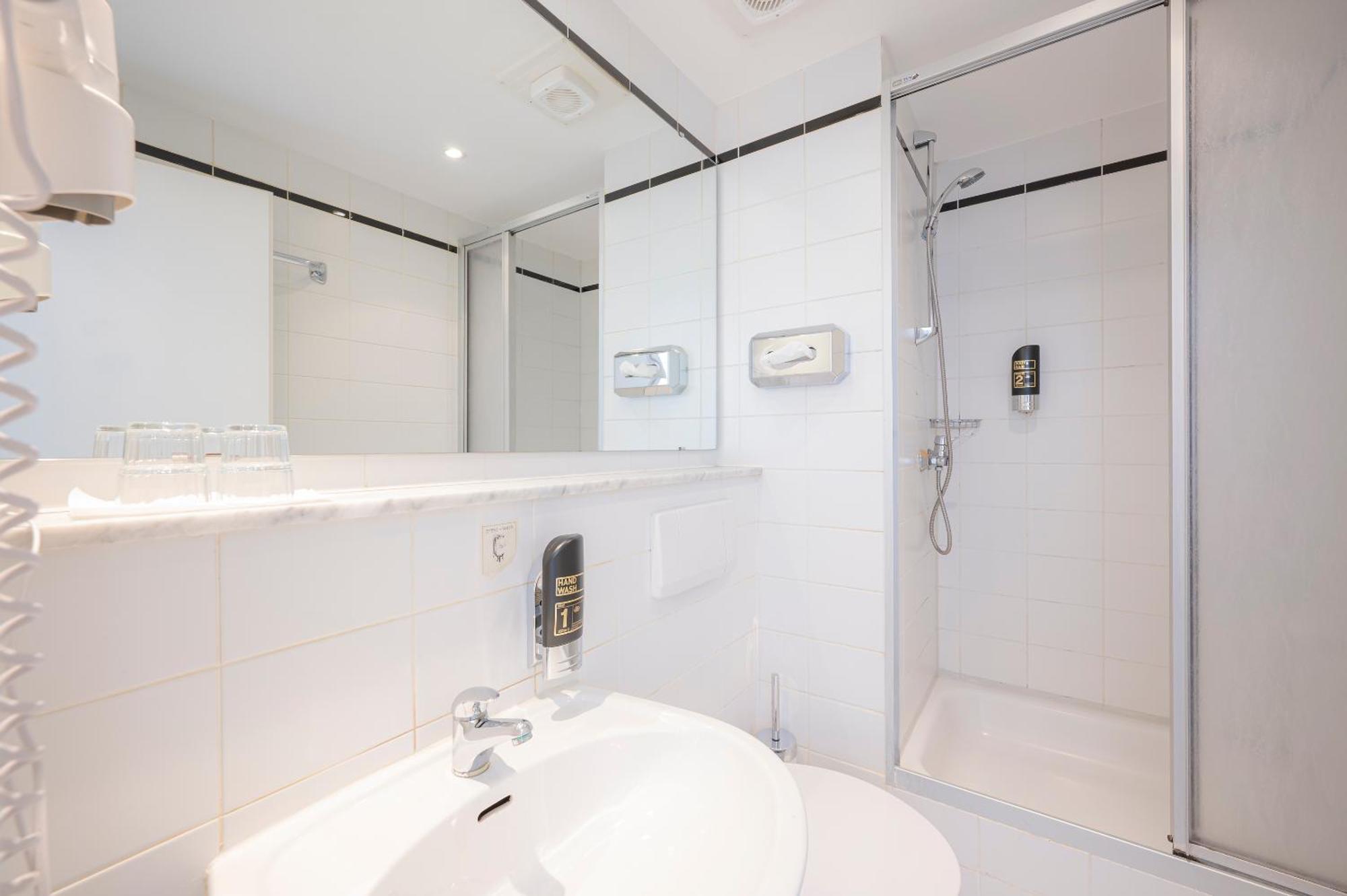 Twin Room,1552342354:JPEG
