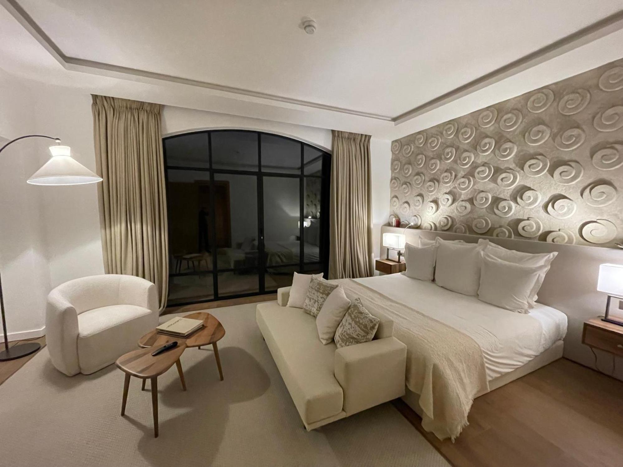 Deluxe Queen Suite