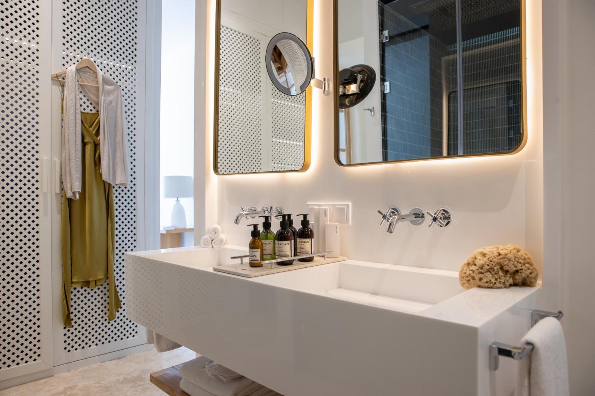 Poolfront Junior King Suite