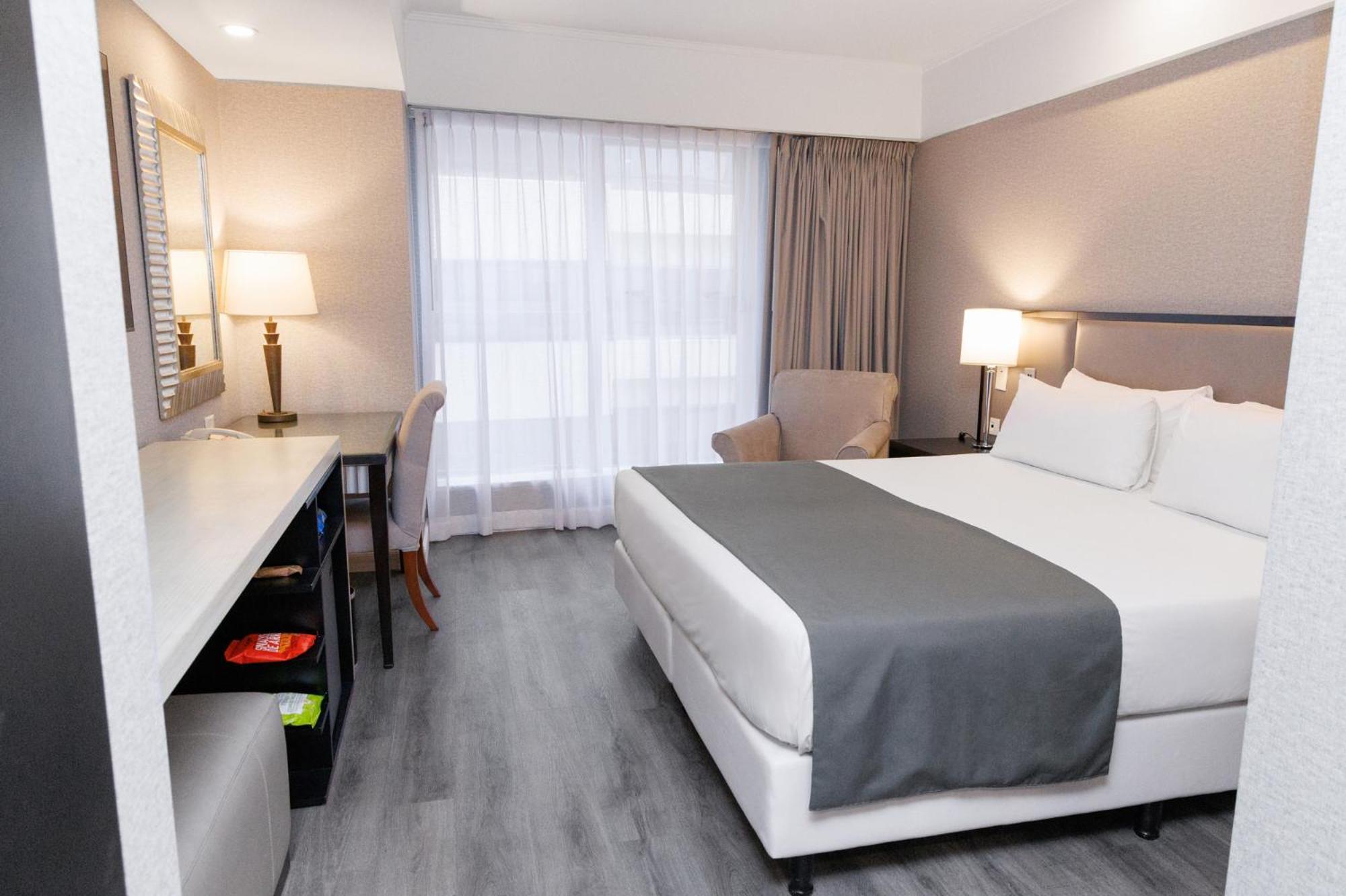Habitación con cama extragrande.
