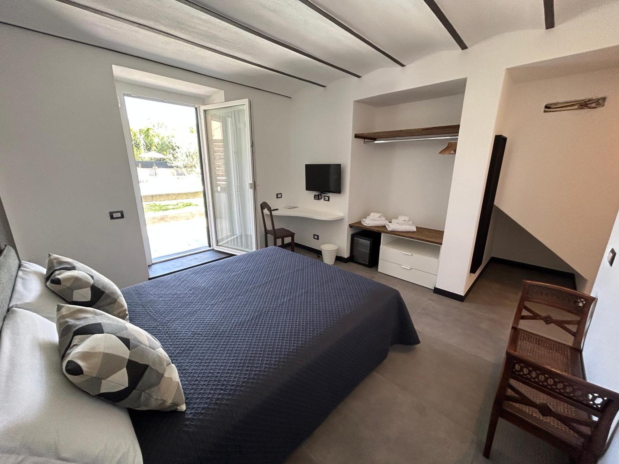 Kamer met Queensize Bed en Uitzicht op het Zwembad
